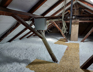 Zateplení stropu bytového domu pomocí foukané izolace